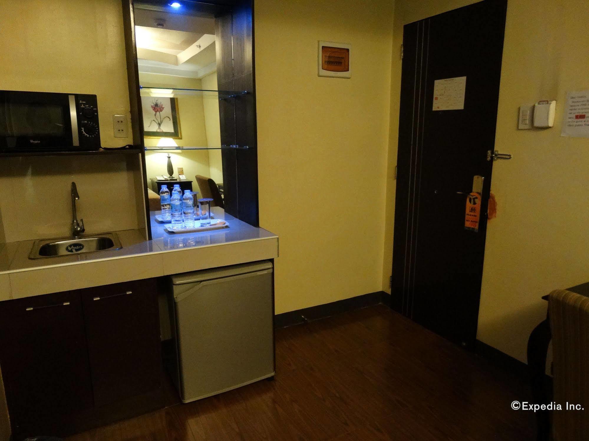 Silver Oaks Suites & Hotel Manila Exteriör bild