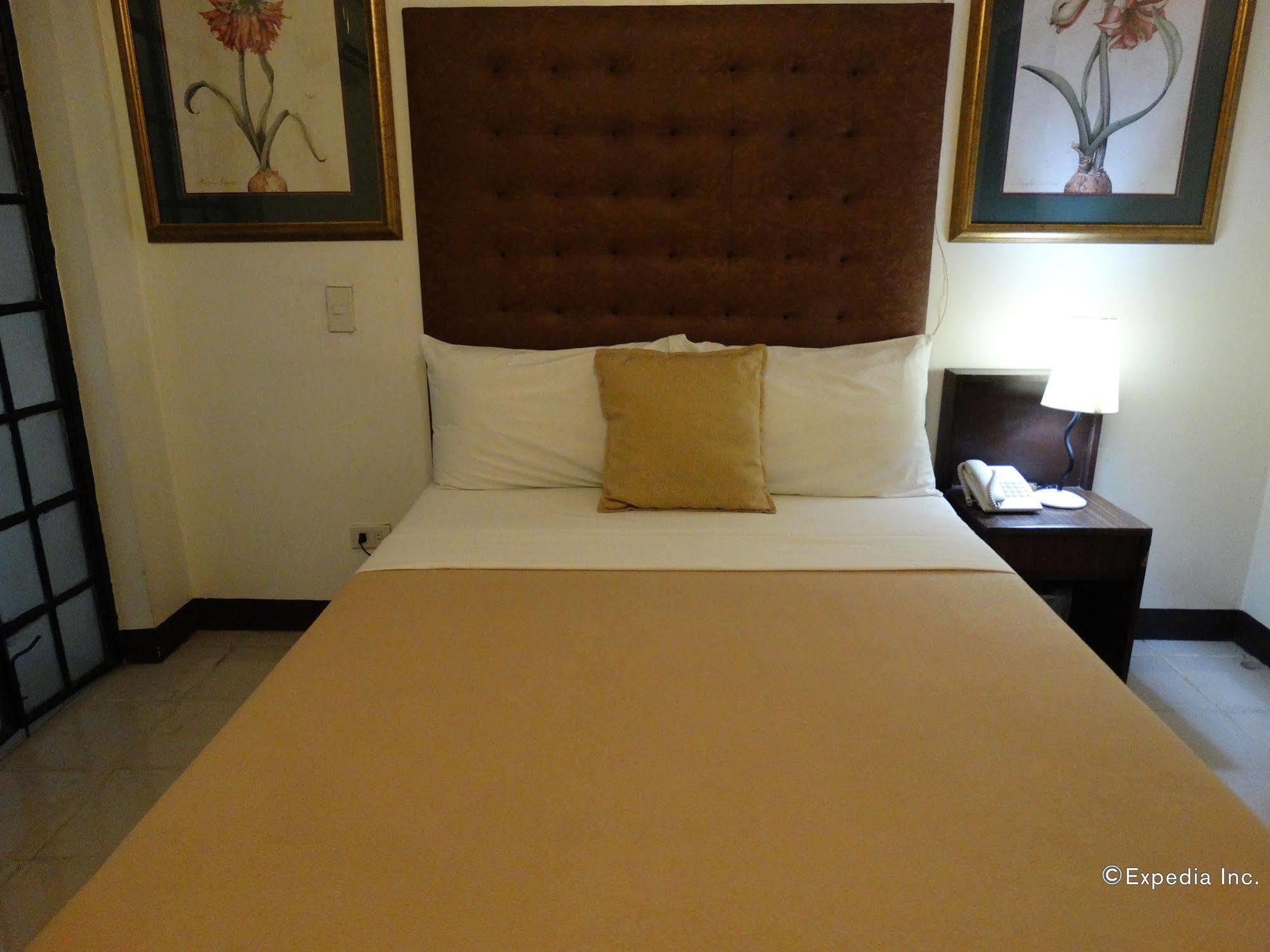 Silver Oaks Suites & Hotel Manila Exteriör bild
