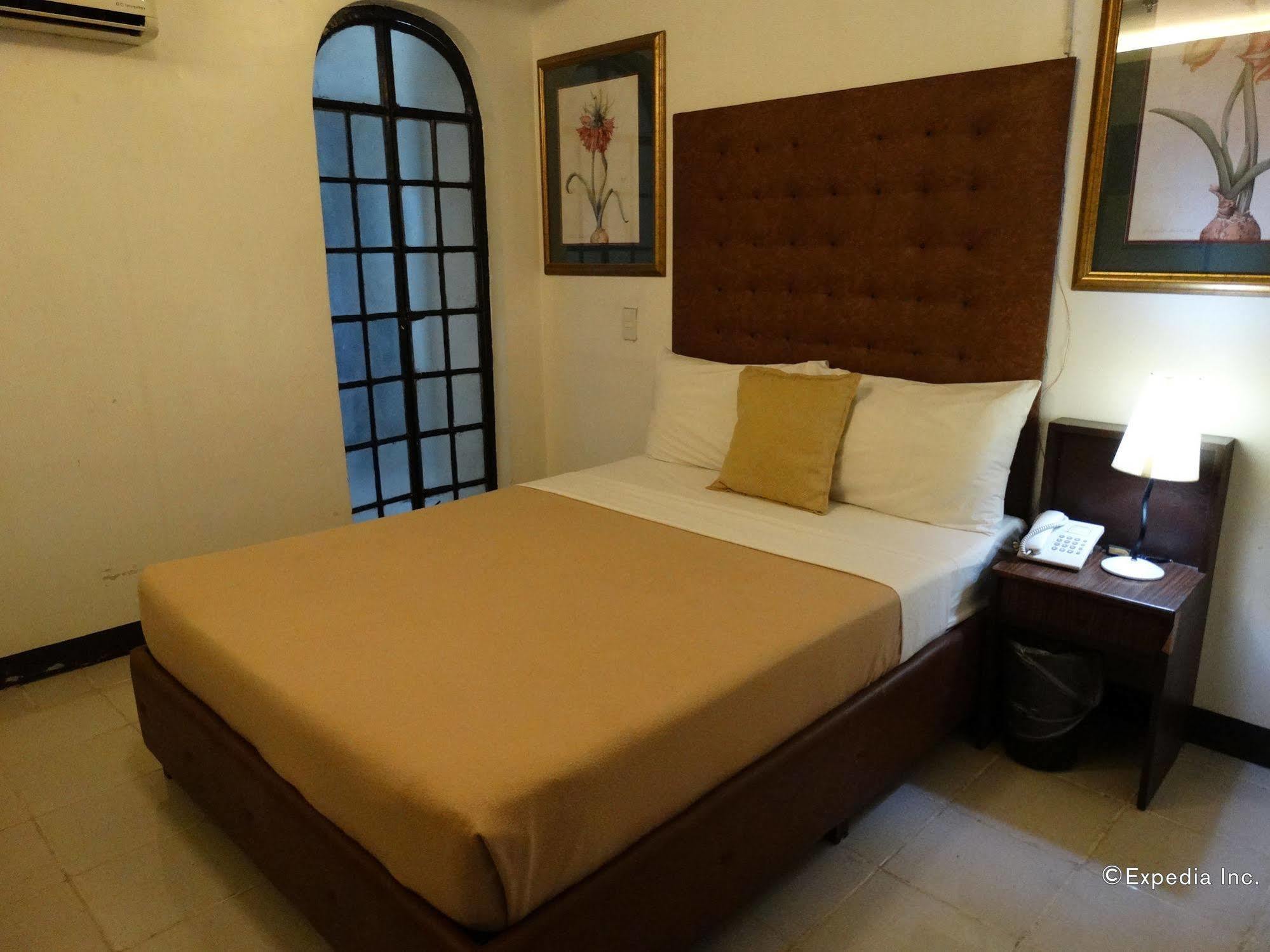 Silver Oaks Suites & Hotel Manila Exteriör bild